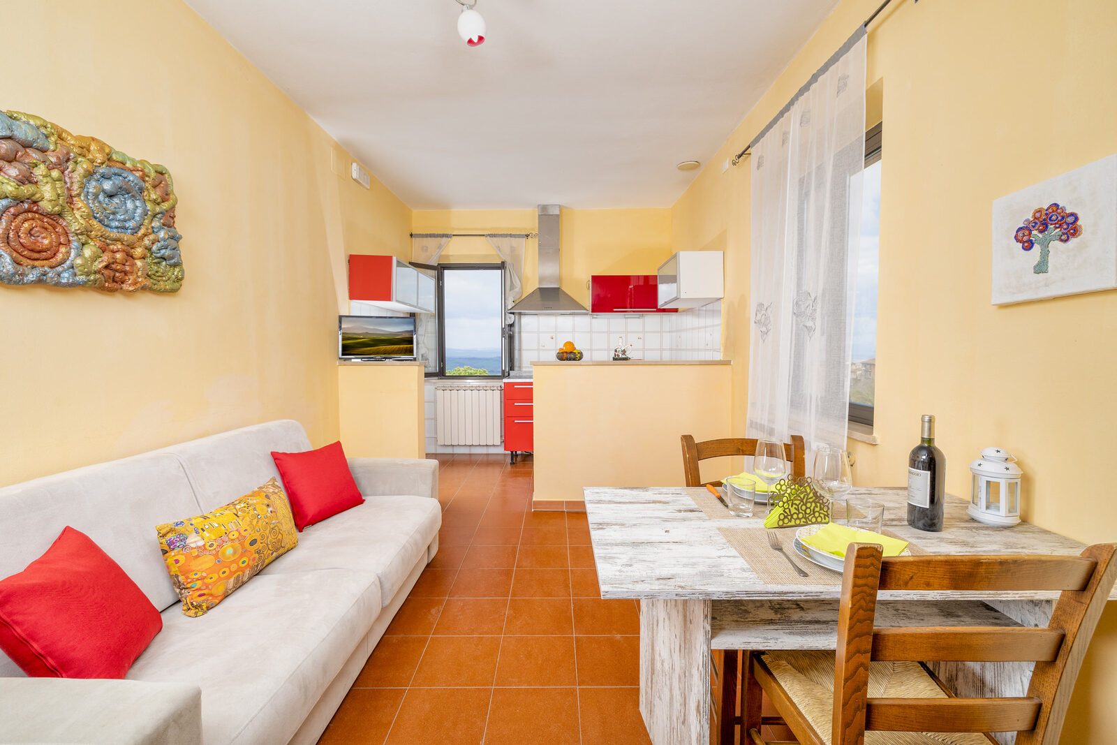 Soggiorno con cucina e vista sulla valle, appartamento Il Caratello